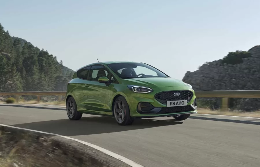 Ford está desenvolvendo uma plataforma elétrica para relançar os modelos Fiesta e Focus. A nova linha, prevista para 2026, promete veículos acessíveis e eficientes.