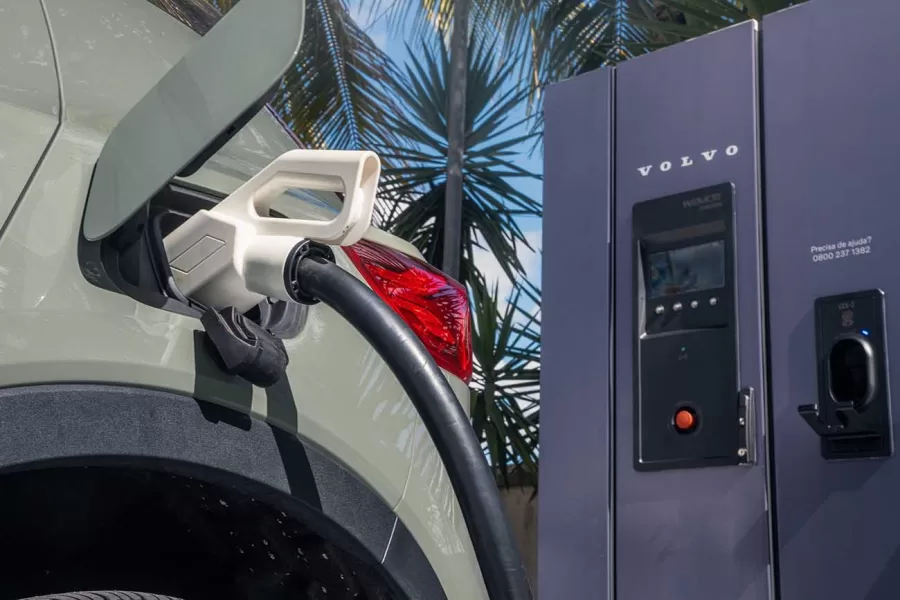 A Volvo começará a cobrar pela recarga de veículos elétricos em seus eletropostos a partir de 10 de julho. Clientes da marca estarão isentos das tarifas, usufruindo do serviço sem custos.