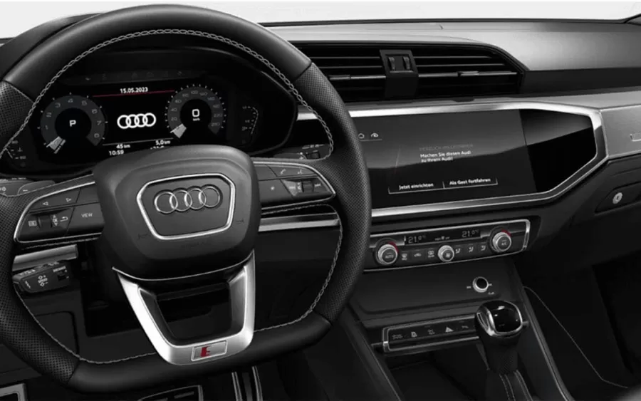 O Audi Q3 Performance Black Plus tem interior com bancos em couro sintético preto ou cinza, inscrições S Line e pacote de luzes customizáveis, criando uma experiência mais imersiva para os ocupantes.