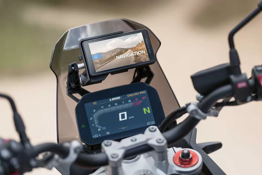 O BMW Motorrad ConnectedRide Navigator chega ao Brasil em agosto. O dispositivo, operado pelo multicontroller, possui uma tela sensível ao toque de 5,5 polegadas com ótima visibilidade.