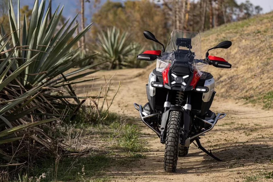 A BMW R 1300 GS Adventure foi lançada na Europa com um motor boxer bicilíndrico redesenhado, mais compacto e eficiente, gerando 145 cv a 7.750 rpm e 149 Nm de torque a 6.500 rpm.