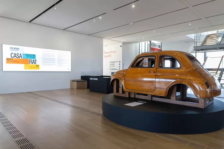 A nova exposição "Casa FIAT" na Pinacoteca Agnelli traça a história da marca e sua ligação com o edifício Lingotto. Utilizando um ecrã interativo, a exposição divide-se em várias áreas temáticas.