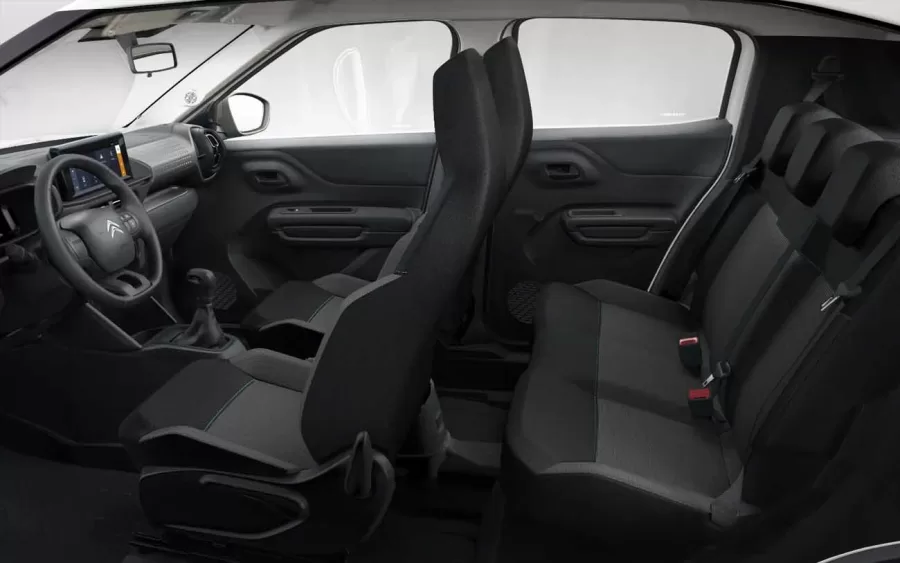 Segurança Completa: Equipado com freios ABS, airbags frontais, controle de estabilidade, controle de tração, ISOFIX, monitoramento de pressão dos pneus e assistente de partida em rampa.