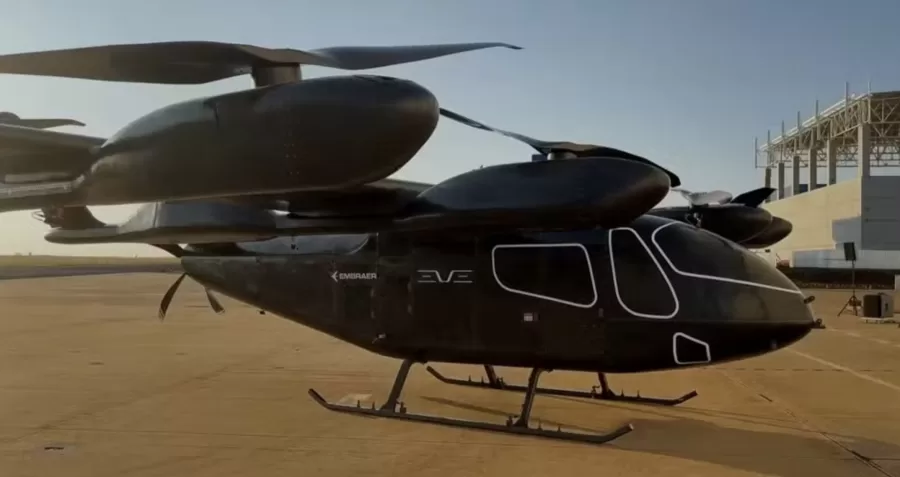 O eVTOL da Embraer, projetado para voos verticais com propulsores elétricos, promete eficiência e baixo custo operacional. O protótipo será produzido na fábrica em Taubaté, São Paulo - Foto: Divulgação/Eve Air Mobility