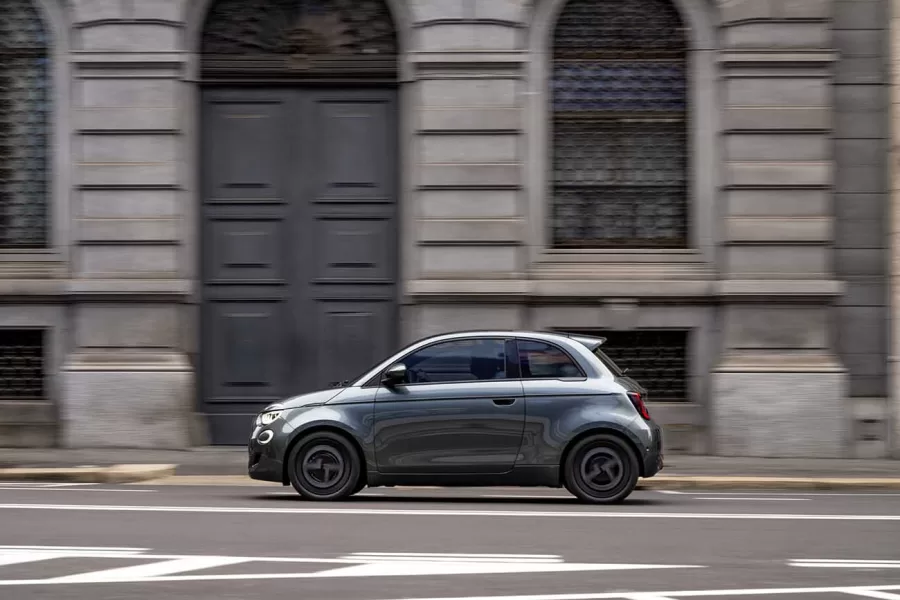 Foram apresentadas as estreias mundiais do Fiat 500e Giorgio Armani e do Fiat Grande Panda. O 500e Giorgio Armani combina excelência italiana com eco-sustentabilidade em uma edição limitada.