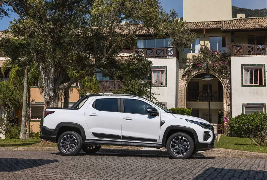 A capacidade da caçamba da Fiat Strada Ultra 1.0 Turbo 2025 é de 844 litros, com uma carga útil de 650 kg. Esse espaço é ideal para transportar materiais de trabalho ou bagagens em viagens.