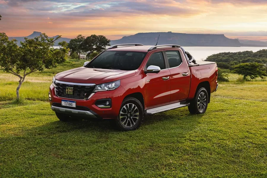 A Fiat Titano chegou ao mercado brasileiro com um preço competitivo, visando competir diretamente com picapes consagradas como a Ford Ranger, Chevrolet S10 e Toyota Hilux, líderes do segmento.