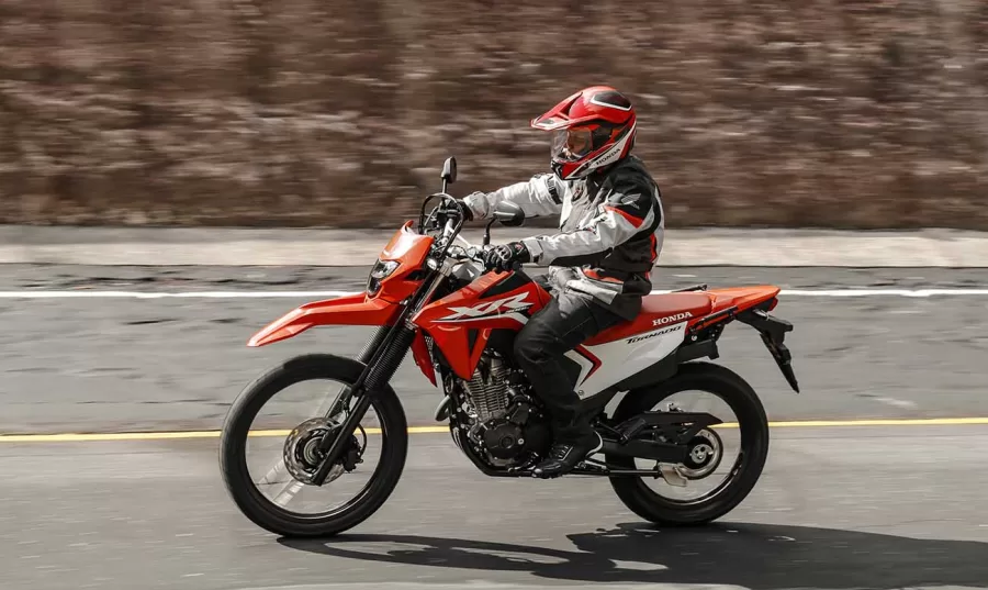 O resgate de nomes icônicos é uma tradição da Honda, como a Africa Twin. A XR 300L Tornado segue essa linha, unindo elementos técnicos comprovados e características clássicas da marca.