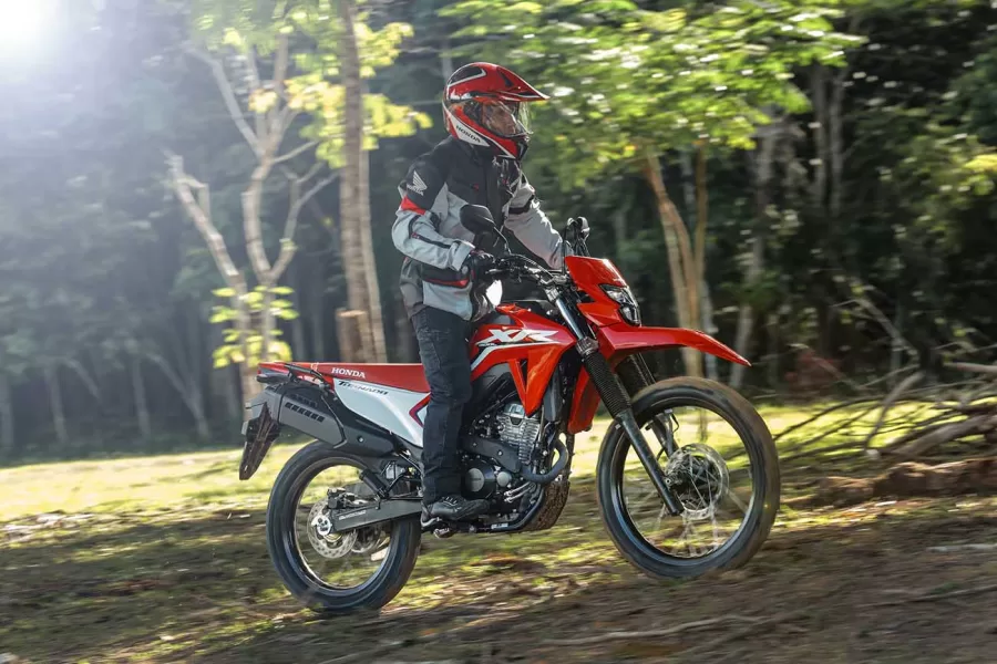 Com rodas raiadas de 21 e 18 polegadas, a Tornado 300 foi desenvolvida para enfrentar trilhas e estradas. Ela conta com ajustes na suspensão e um chassi derivado da CRF 250F.