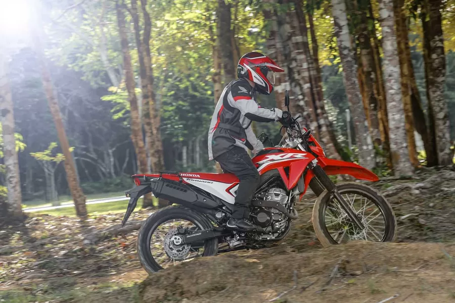 A Honda lançou a XR 300L Tornado 2025, combinando modernidade técnica com uma tradição robusta. Derivada da CRF 250F e XRE 300 Sahara, a nova motocicleta promete versatilidade e eficiência.