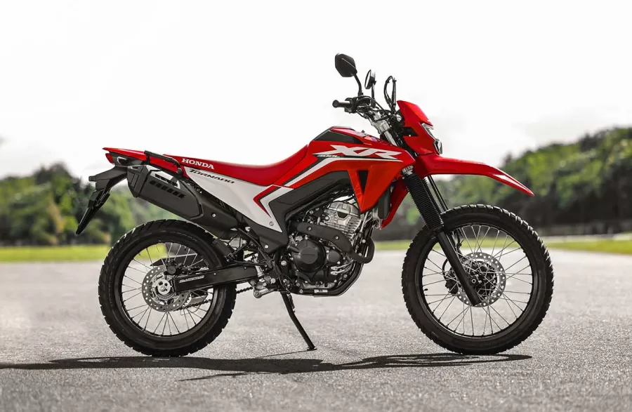 O chassi tubular de aço da CRF 250F, combinado com elementos da XRE 300 Sahara, garante robustez e eficiência. O motor ajustado da Sahara 300 oferece 25,2 cv de potência e 2,74 kgf.m de torque com etanol.