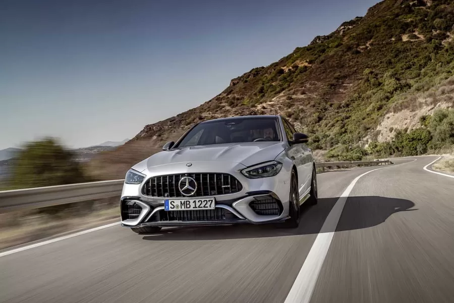 O Mercedes-AMG C 63 S E Performance combina um motor AMG 4 cilindros turbo de 2.0 litros com uma Unidade de Tração Elétrica (EDU) no eixo traseiro, oferecendo potência de 680 cv e torque de 1.020 Nm.