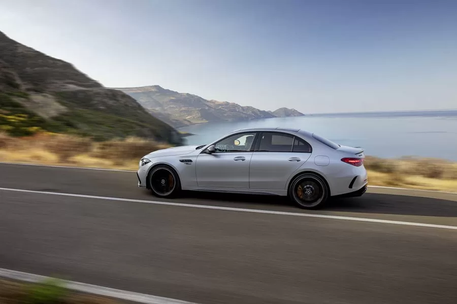 Com uma dianteira mais longa e para-lamas dianteiros mais largos, o design do C 63 S E Performance difere dos modelos Classe C. A grade do radiador específica da AMG e a saída de ar no capô são características distintivas.