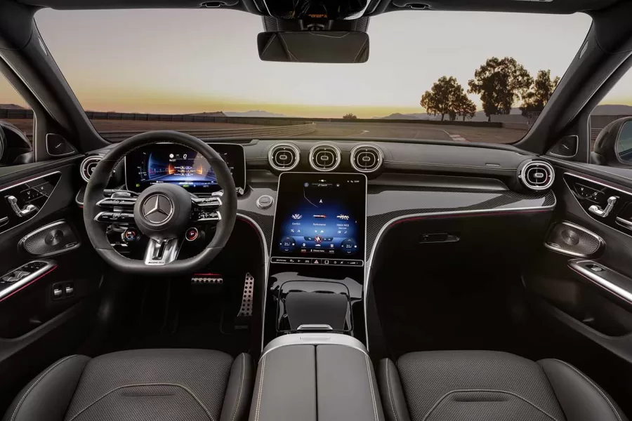 O interior do C 63 S E Performance inclui bancos esportivos AMG e opções de acabamento em couro nappa. O sistema de infoentretenimento MBUX oferece displays específicos da AMG, incluindo visualizações no quadro de instrumentos.