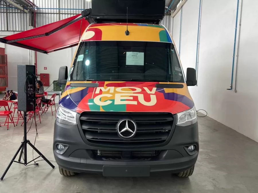 A Mercedes-Benz anunciou a entrega de 36 Sprinters para o MovCEU, projeto do Ministério da Cultura que levará atividades culturais a comunidades de baixa renda, promovendo inclusão cultural.