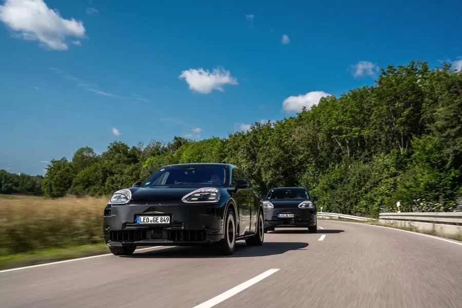 A Porsche está transformando o Cayenne, lançando uma quarta geração totalmente elétrica. Prototótipos camuflados estão em testes para garantir durabilidade e qualidade.