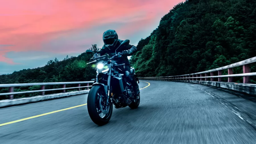 A Yamaha MT-09 Y-AMT apresenta uma transmissão automatizada que elimina a necessidade de usar a embreagem, permitindo uma condução mais fluida e eficiente, especialmente em ambientes urbanos.