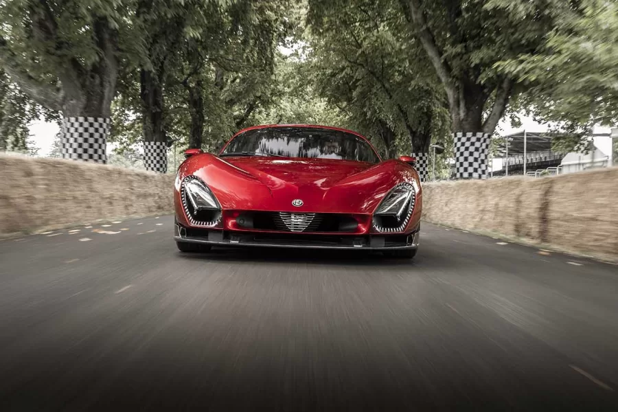 O Goodwood Festival of Speed, iniciado em 1993, evoluiu de um evento focado em automóveis vintage para uma referência mundial, atraindo fãs e fabricantes de automóveis de todas as eras.