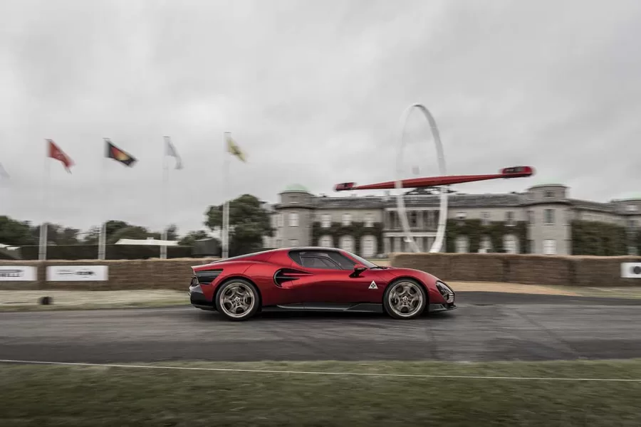 O Alfa Romeo 33 Stradale, exposto na área Supercar Paddock, já foi destaque no Concorso d'Eleganza Villa d'Este, onde ganhou o Design Concept Award, consolidando-se como uma obra-prima artesanal.