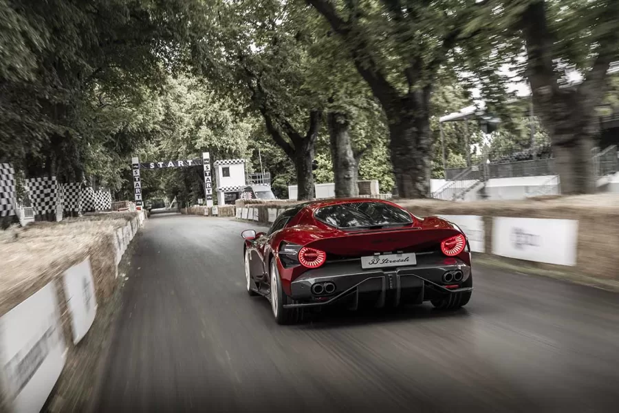 A Alfa Romeo estreia o exclusivo 33 Stradale no Goodwood Festival of Speed, marcando a primeira apresentação internacional do modelo fora de Itália, destacando-se no evento.