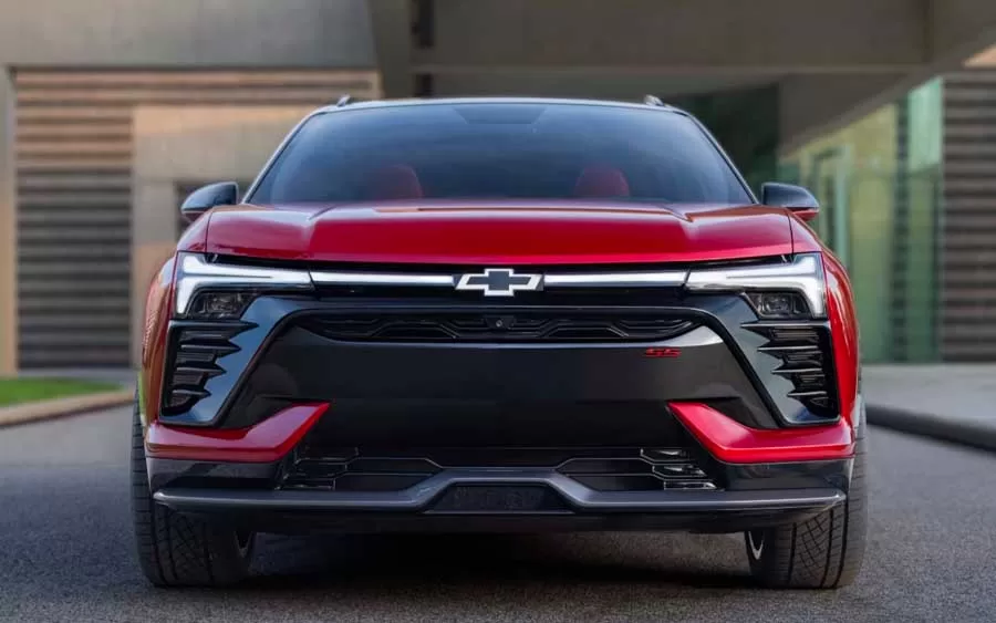 O Chevrolet Blazer EV será lançado no Brasil em agosto, com a versão RS oferecendo até 557 cv. O Equinox EV virá entre setembro e outubro. Ambos são produzidos no México e utilizam a plataforma Ultium.