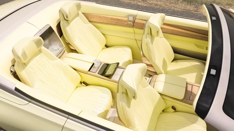 O interior do Cadillac Sollei é equipado com elementos de madeira e couro que muda de cor. A cabine inclui uma tela de 55 polegadas, consoles intuitivos e 126 opções de iluminação ambiente.