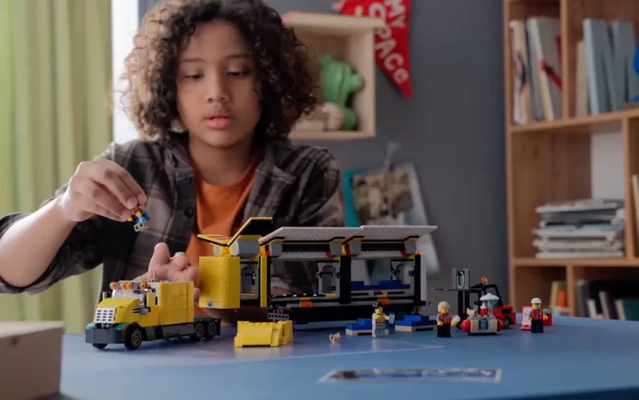 O LEGO City - Caminhão de Entrega Amarelo é um conjunto completo com 1061 peças, ideal para crianças a partir de 8 anos. Ele oferece diversas funcionalidades que imitam um caminhão de entrega real.