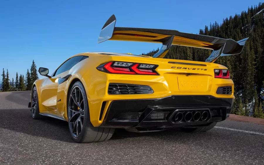 O novo Corvette ZR1 da Chevrolet possui um motor LT7 V8 biturbo de 5,5 litros, gerando 1.079 cv e 114,5 kgfm de torque, estabelecendo um novo padrão de potência sem eletrificação.