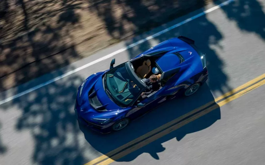 O Corvette ZR1 será lançado em 2025, com preço esperado acima de R$ 624.000. A Chevrolet realizou uma apresentação antecipada para testar o carro sem camuflagem, gerando alta expectativa.