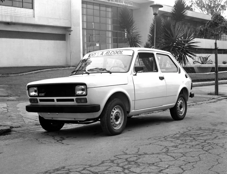 Em 5 de julho de 1979, a Fiat lançou o Fiat 147, o primeiro carro movido a etanol produzido em série no mundo, marcando um ponto importante na história automotiva com inovação e tecnologia.