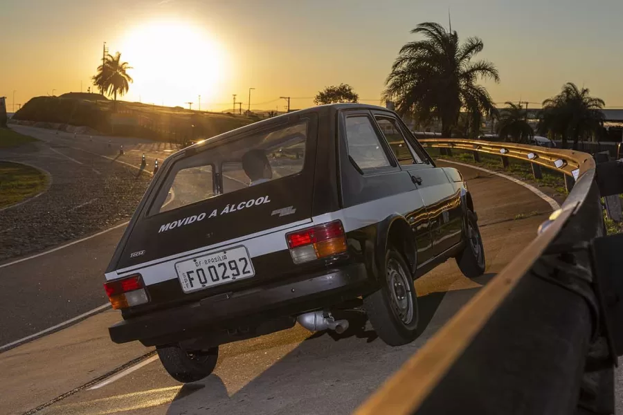 O desenvolvimento do Fiat 147 começou em 1976, durante a crise do petróleo, com o governo brasileiro lançando o ProÁlcool, incentivando a produção de etanol a partir da cana-de-açúcar para reduzir a dependência da gasolina.