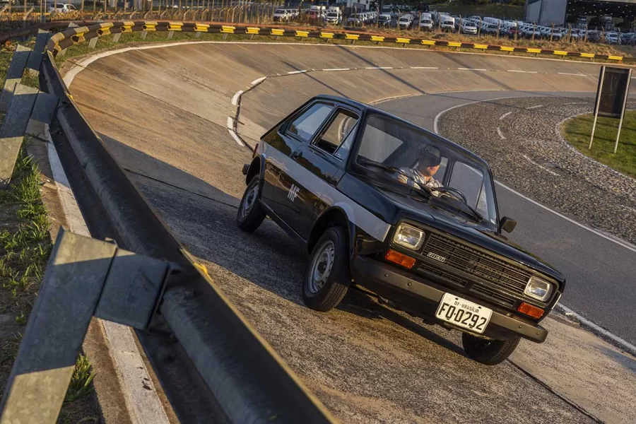 O Fiat 147 a etanol tinha inovações como motor em posição transversal, coluna de direção retrátil e pneus radiais. Apelidado de Cachacinha, mostrou a viabilidade do etanol como combustível.