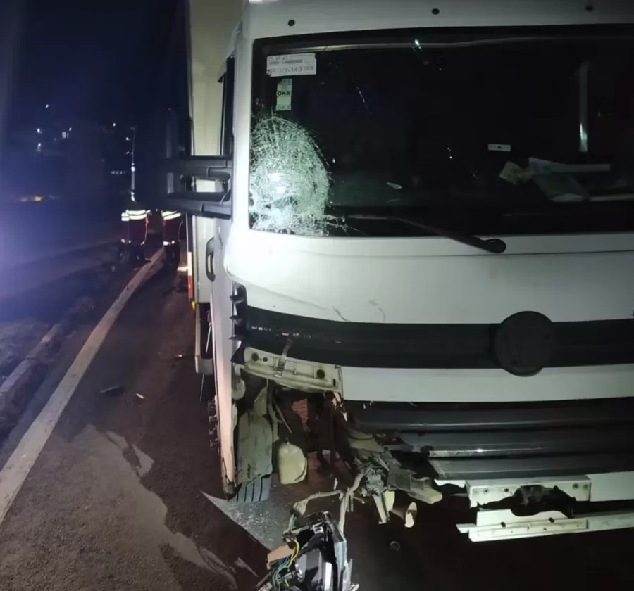 Um motociclista de 32 anos morreu após colidir com um caminhão na BR-116, em Leopoldina. O acidente ocorreu quando a vítima entrou em uma rotatória para acessar a rodovia. Apesar do socorro do Samu, o motociclista não resistiu. O motorista do caminhão saiu ileso. A PRF investiga as causas do acidente.