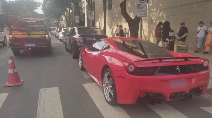 Uma Ferrari foi guinchada em Maringá após ser estacionada sobre uma faixa de pedestre. A remoção ocorreu devido a uma infração grave, segundo a Secretaria Mobilidade Urbana.