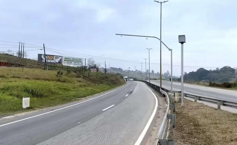 Radares fixos são instalados em pontos estratégicos da BR-459 no Sul de Minas, com o objetivo de melhorar a segurança no trânsito e controlar a velocidade dos veículos.