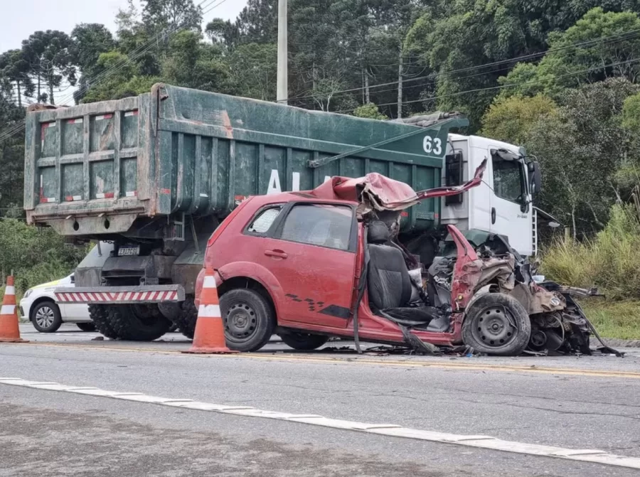 Três Mortes em Acidente na Mogi-Bertioga: Carro Invade Pista Contrária e Colide com Caminhão