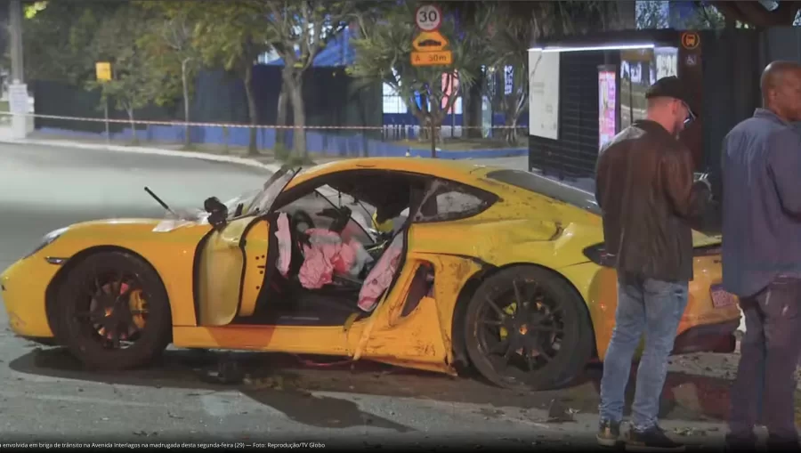 Discussão entre motorista de Porsche e motociclista termina em tragédia na Zona Sul de São Paulo; vídeo registra momento do impacto.