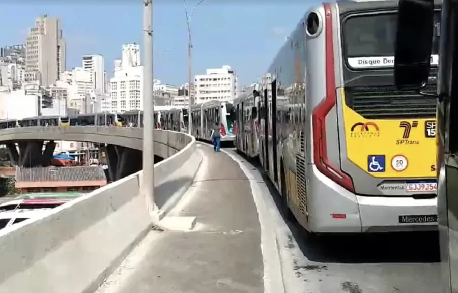 Motoristas e cobradores de ônibus de São Paulo iniciarão uma paralisação de 24 horas a partir da meia-noite desta quarta-feira. A categoria busca reajuste salarial e reposição das perdas da pandemia.