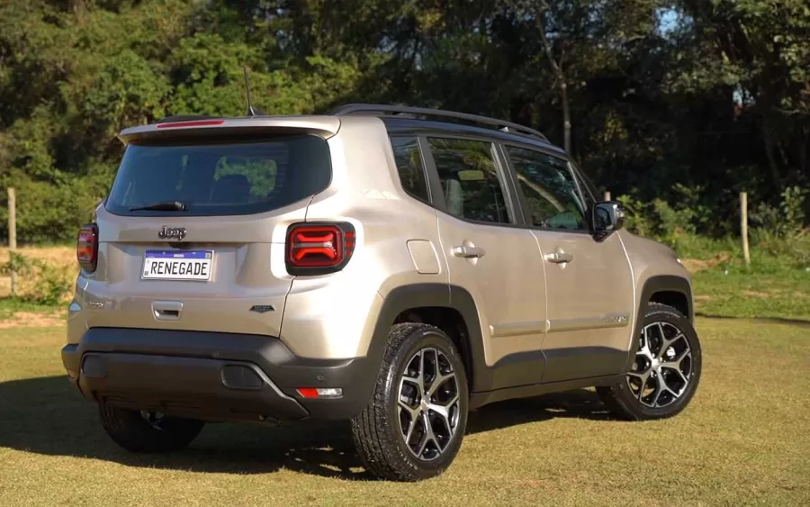 O Jeep Renegade 2025 chega ao mercado brasileiro sem alterações visuais ou mecânicas. A nova linha apresenta diversas versões, com preços interessantes, e melhorias nos equipamentos.