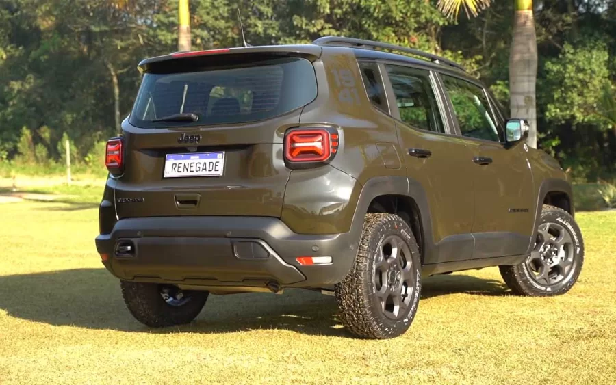 O porta-malas do Jeep Renegade Willys 1.3 4x4 tem uma capacidade de 314 litros, suficiente para o transporte de bagagens em viagens curtas e no dia a dia, mantendo a praticidade e funcionalidade.