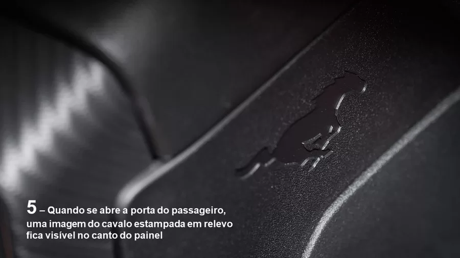 Quando se abre a porta do passageiro, uma imagem do cavalo estampada em relevo fica visível no canto do painel.