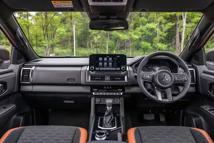 No interior, a L200 recebeu um painel redesenhado e uma central multimídia flutuante com conectividade Android Auto e Apple CarPlay, além de um ar-condicionado digital de duas zonas.