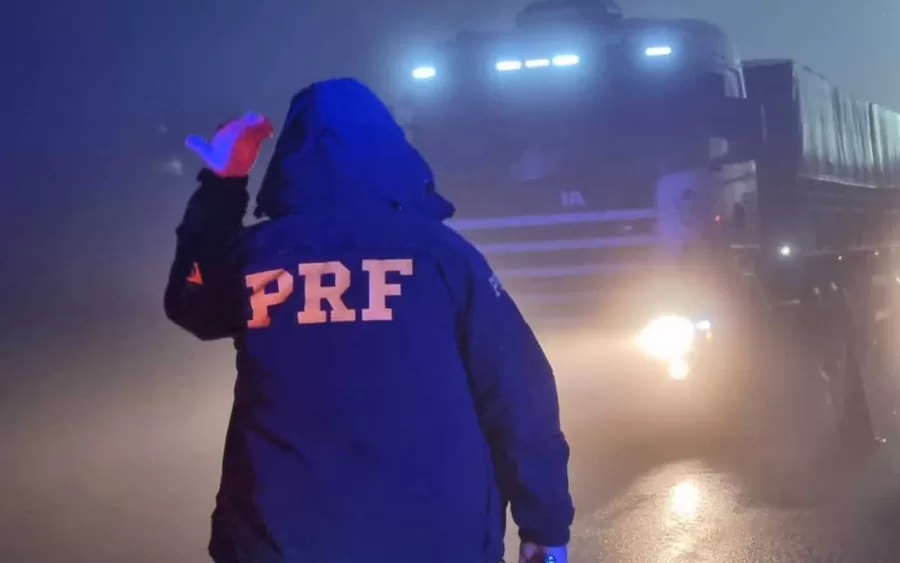 Durante o inverno, a neblina é comum nas rodovias, e a Polícia Rodoviária Federal (PRF) recomenda cuidados especiais para garantir a segurança de todos os motoristas.