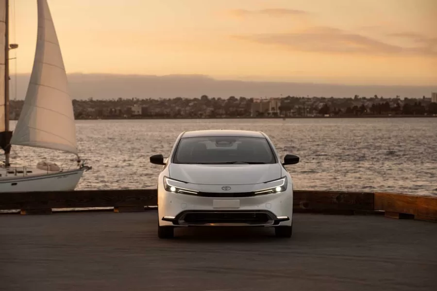 A tecnologia de recarga automática do Prius permite que a bateria seja recarregada durante a condução, aproveitando a regeneração de energia nas frenagens para melhorar a eficiência e prolongar a vida útil da bateria.