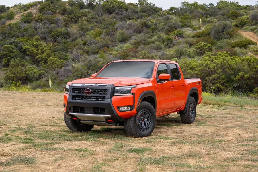 A Nissan Frontier 2025 chega com atualizações significativas em design e tecnologia. O modelo busca competir com rivais, oferecendo melhorias em robustez e conectividade.