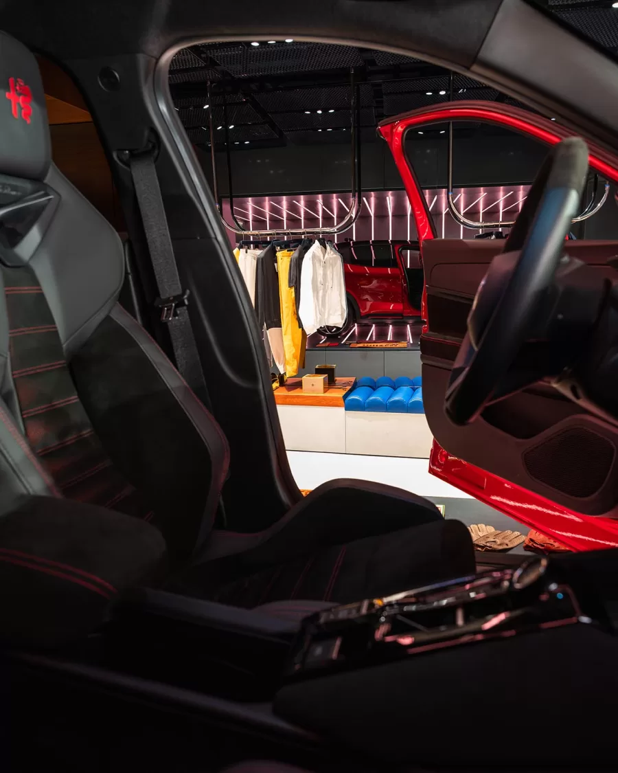 O interior do Alfa Romeo Junior reflete a qualidade italiana, com materiais cuidadosamente selecionados e um design que une conforto e esportividade, mantendo a tradição da Alfa Romeo.