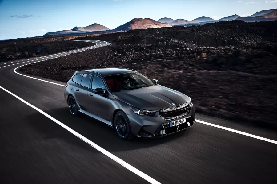 O BMW M5 Touring será lançado em novembro de 2024 na Europa, com produção na Alemanha. O modelo também estará disponível nos EUA e Canadá, mas ainda sem previsão para o Brasil.