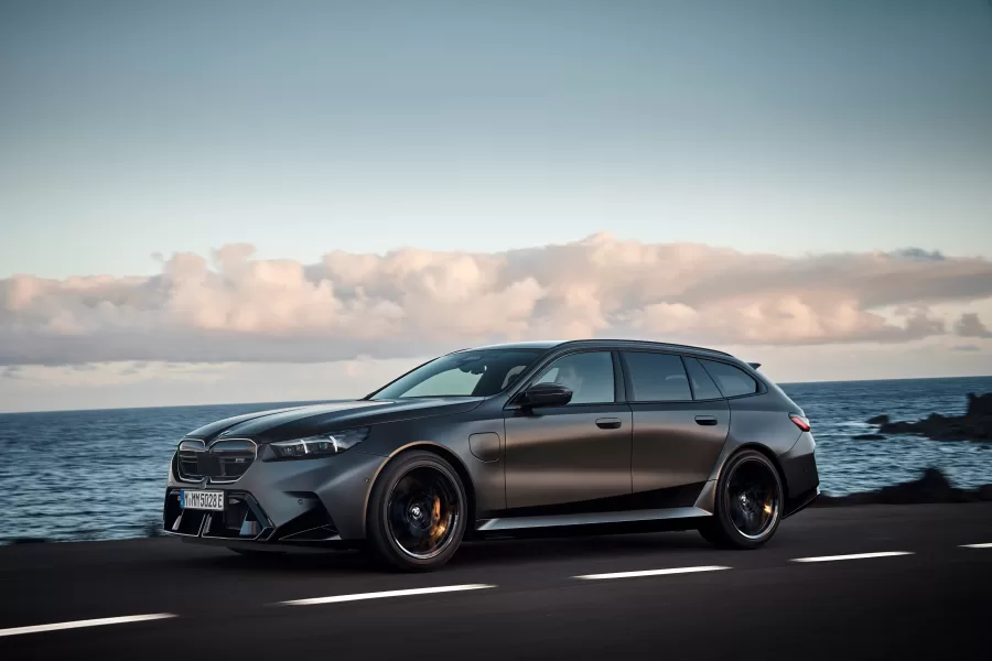 O design do BMW M5 Touring inclui grandes entradas de ar e uma grade duplo rim. Na traseira, o modelo apresenta quatro saídas de escapamento e rodas de 20 e 21 polegadas.