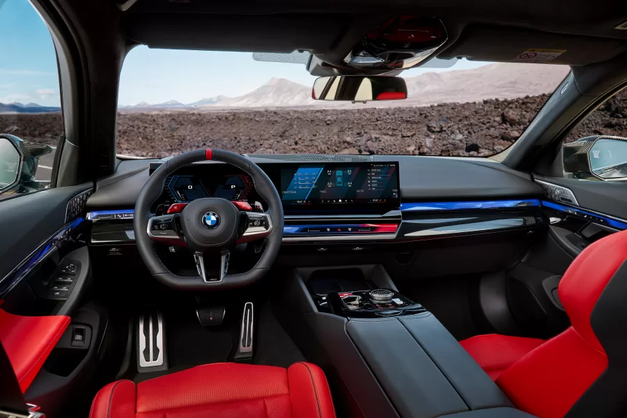 O interior do M5 Touring é equipado com um painel digital de 12,3 polegadas e uma tela de multimídia de 14,9 polegadas. O acabamento utiliza materiais de alta qualidade e oferece conforto.