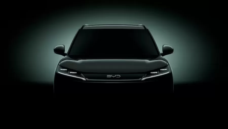 O BYD Yuan Pro, SUV compacto elétrico, será lançado no Brasil em 5 de setembro. A pré-venda inclui benefícios como um wallbox e seguro gratuito, buscando atrair consumidores que valorizam custo-benefício.